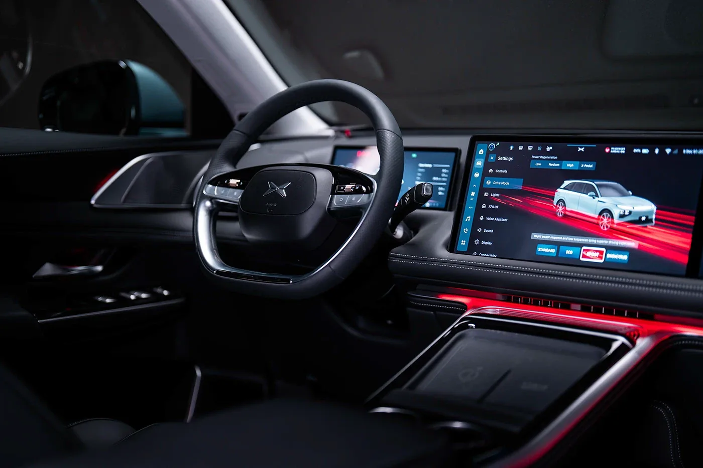 Cabina del XPENG G9 con doble pantalla 2.4K de 14,96 pulgadas y volante multifunción